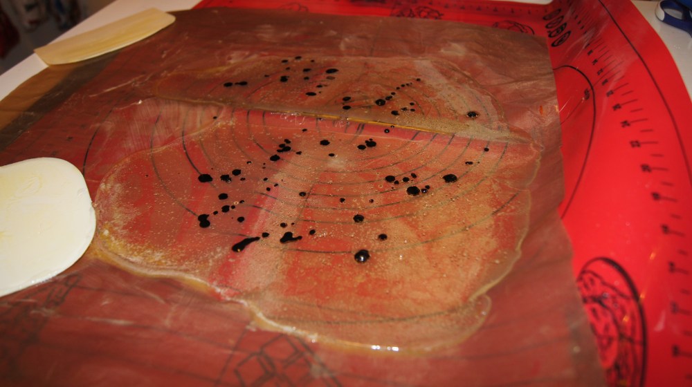 Salmiakkdrops 1: Fordel farge over dropsmassen og vend inn slik at du får en svart dropsmasse.