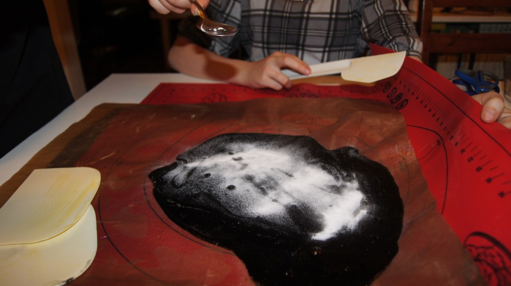 Salmiakkdrops 2: Ha i salmiakksalt og vend godt inn i massen.