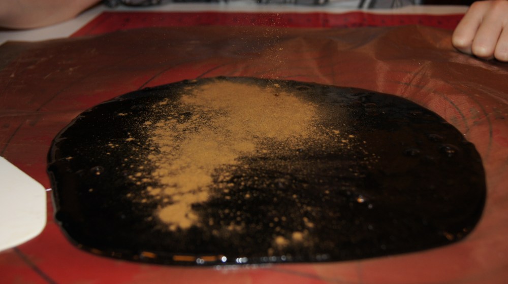 Salmiakkdrops 3: Ha i lakrisekstrakt og vend inn i massen. Når massen er kjølnet nok til at du kan ta i den formes den og klippes til drops. 