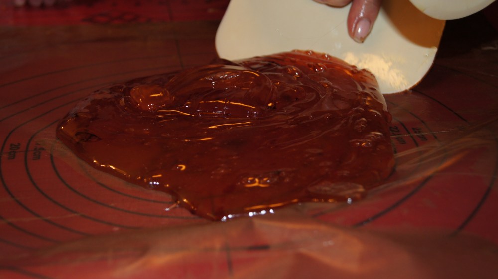 Vent et par-tre minutter og ha deretter i smaksessens. Vend essensen godt inn i massen. Det er viktig at all massen blir vendt i slik at den holder samme temperatur gjennom prosessen.