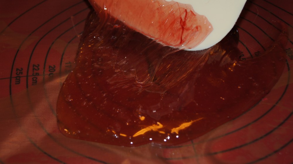 Vend godt i massen slik at fargen blir fordelt.