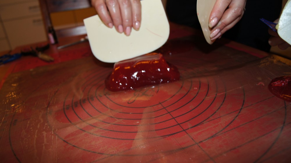 Når massen begynner å kjølne kan man begynne å forme den. Pass på, fra nå går det fort til massen stivner helt.