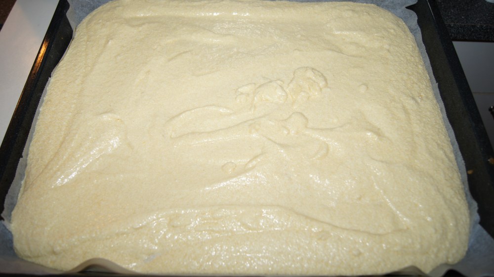 Ha røren i en godt smurt eller bakepapirkledt skuffeform.