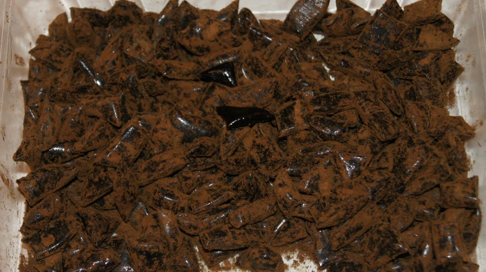 Salmiakkdrops 4: Når dropsene er klipt opp vendes de i lakrisekstraktpulver. 