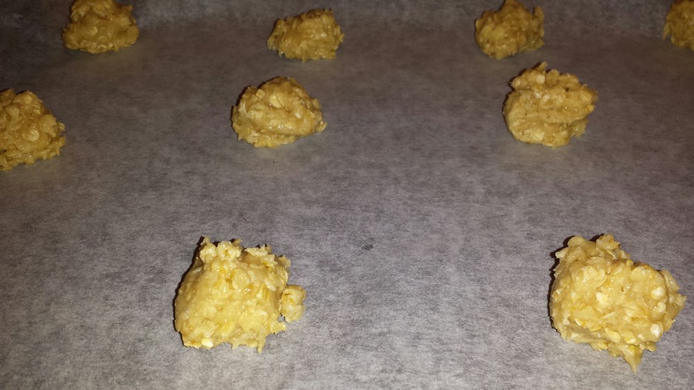 Det skal være topp på deigen når man setter den med teskje på steikebrettet.