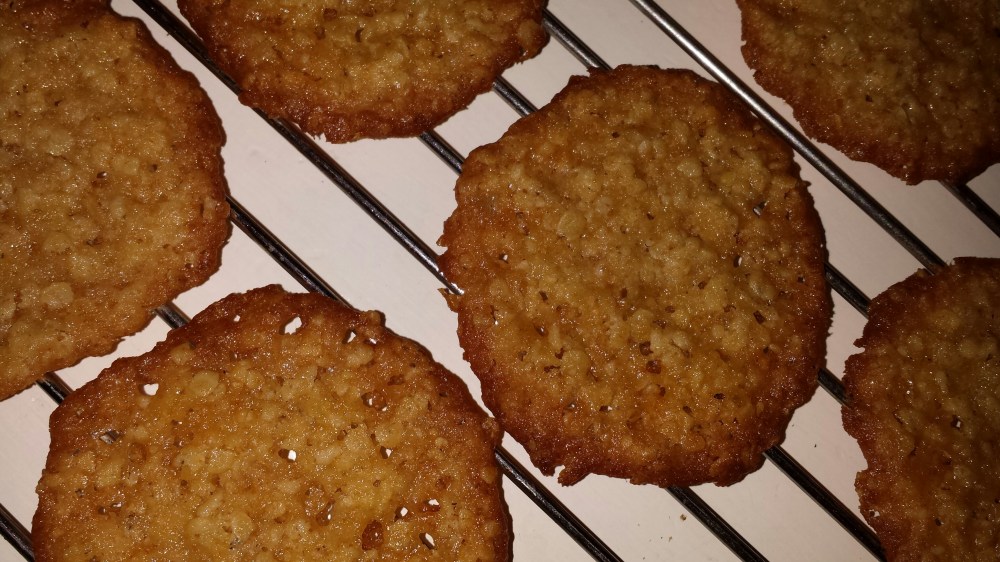 Avkjøl kakene på rist før de legges i boks.