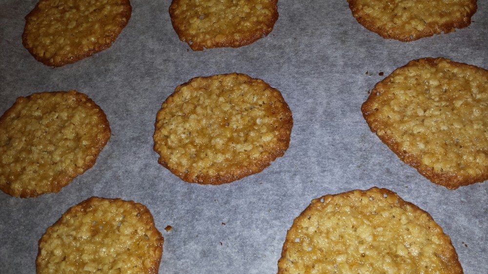 Dersom du ønsker kan kakene legges over en trepinne eller lignende med det samme de tas ut av ovn, da får de en buet form. Ønsker du flate kaker kan du la de ligge på steikebrettet en stund før de flyttes til rist for avkjøling. 