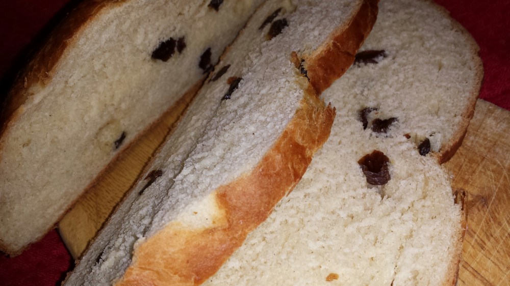 Julekake kan spises alene med godt smør, ost, rull, syltetøy.....eller hva man måtte ønske. Det smaker himmelsk godt uansett hvilket pålegg man tar på :-)