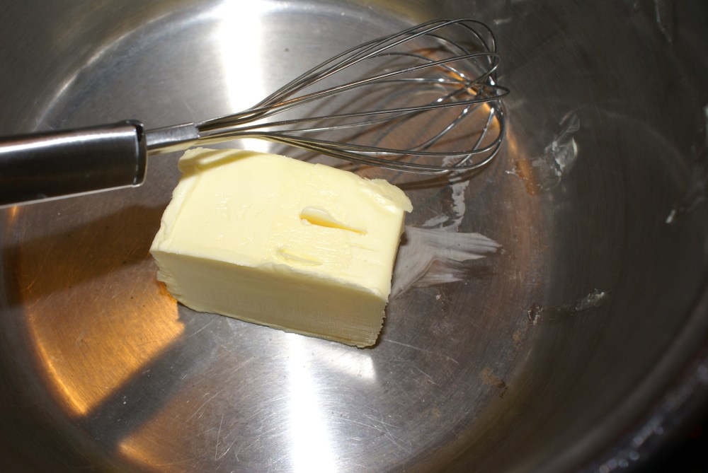 Smelt smøret. Jeg bruker en stor kjele slik at jeg kan lage hele røra i den.