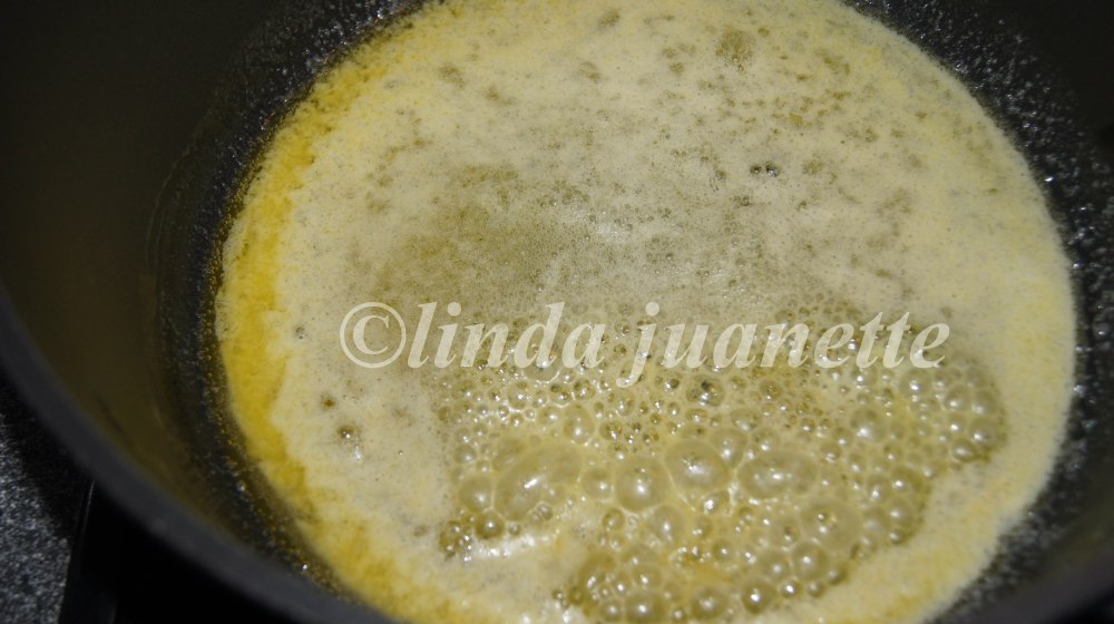 Smelt smøret i en tykkbunnet kjele.