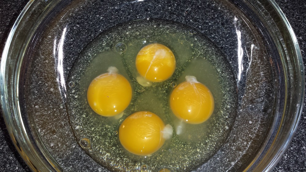 Fire egg, klar for å bli eggedosis sammen med sukkeret.