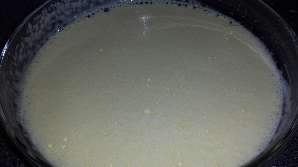 Da er røren klar til å has i kakeform og steikes.