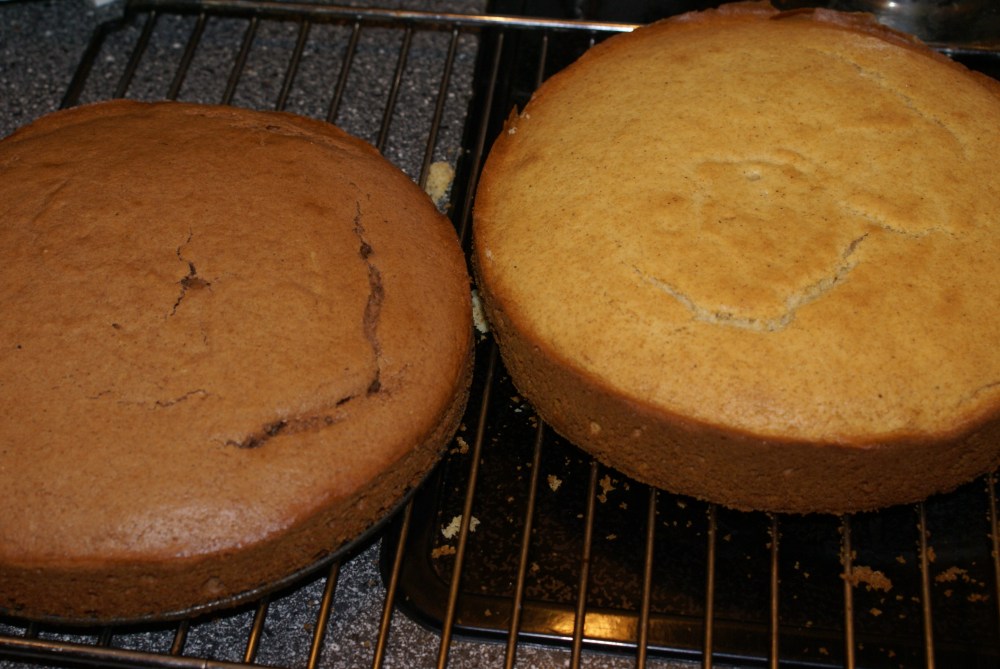 En lys og en mørk kakebunn klar for å settes sammen med glasur.