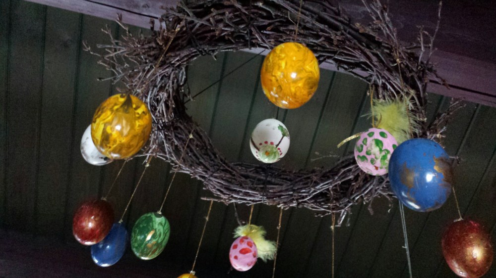 I påsken skal kransen få henge i taket med påskeegg. Etterpå skal kransen få henge på inngangsdøren.