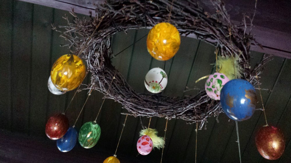 Bjørkekransen hang så fin under taket gjennom hele påsken - full av malte påskeegg :-)