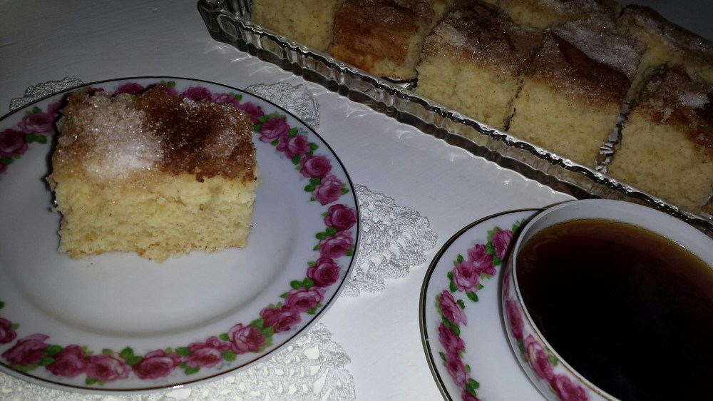 Så koselig å servere mor Alfhilds skuffekake på supertynt porselen, arvegods etter mor Alfhilds mamma :-)