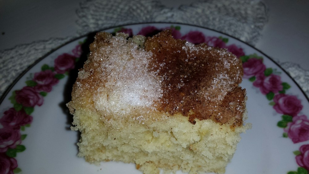 Kjempegod skuffekake med et dryss av sukker og kanel på toppen. En favoritt hos både små og store!