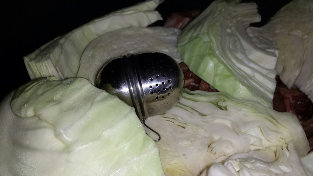 Beholderen med pepper legges mellom lagene og slik at den er dekket av vann.